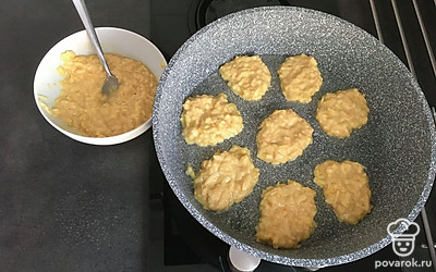 Выложите ложкой тесто на разогретую сковороду с маслом и выпекайте оладьи до золотистого цвета с двух сторон.