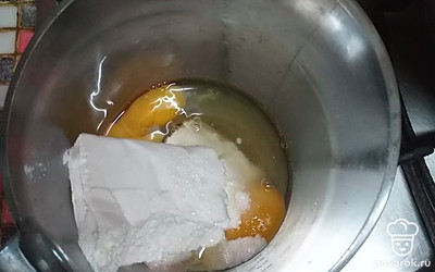 Соединить в чашке яйца, творог, молоко, сахар. Добавить рисовую муку и разрыхлитель. 