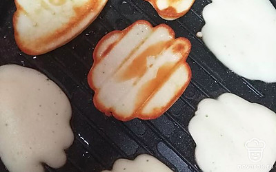 Жарить на разогретой сковороде с небольшим количеством растительного масла с двух сторон. 