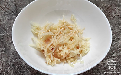 Яблоко очистите от кожуры и сердцевины. Натрите на крупной терке. 