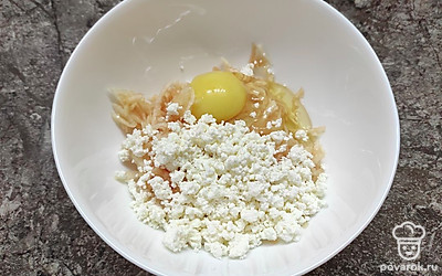 Добавьте сахар, яйцо, творог и муку.