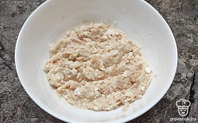 Тщательно перемешайте, чтобы получилась однородная масса. 