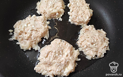 Выложите оладьи ложкой на разогретую сковороду с маслом. Обжаривайте на среднем огне по 4 минуты с каждой стороны под крышкой. 