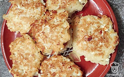 Вкусные яблочные оладьи готовы. 