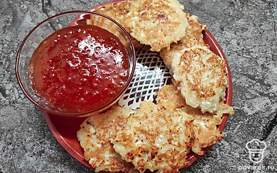 Оладьи можно подать с любимым абрикосовым вареньем. Можно кушать их со сметаной. Приятного аппетита!