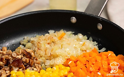 Пожарьте овощи. Поставьте сковороду на огонь, разогрейте в ней растительное масло и выложите лук. Жарьте лук до мягкости, затем добавьте грибы и перец. Посолите, перемешайте и обжаривайте до готовности около 7-8 минут. Снимите сковороду с плиты, добавьте консервированную кукурузу и перемешайте.