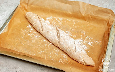 Испеките багет с овсяной мукой. Духовку разогрейте до 220 градусов. На багетах сделайте надрезы и поставьте их выпекаться в течение 30 минут. На дно духовки поставьте чашу с водой. Готовые багеты достаньте из духовки и дайте им остыть.