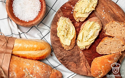 Багет с овсяной мукой подавайте к столу с кусочками сыра.