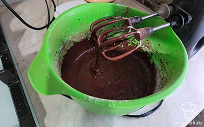 В емкости взбиваем яйца, соль, сахар.