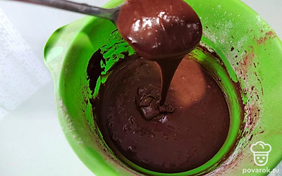 Вливаем молоко и мед, перемешиваем. Добавляем муку, какао и разрыхлитель. Замешиваем однородное тесто, оно должно быть как густая сметана. В конце добавляем растительное масло, перемешиваем.