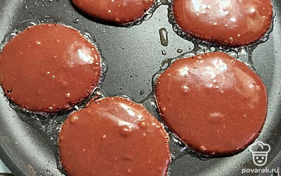 Жарим оладушки на хорошо разогретой сковороде, на маленьком огне, с двух сторон. Дайте остыть оладушкам пару минут.