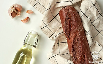 Багет нарежьте на кусочки. Чеснок очистите от шелухи, разделите на зубчики, нарежьте слайсами.