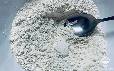 Смешайте просеянную муку, сахар, соль и сухие дрожжи.