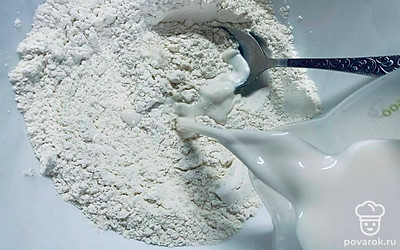 Добавьте теплое молоко, тщательно перемешайте.