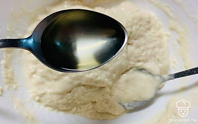 Долейте растительное масло и все размешайте.