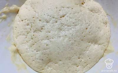 Закройте тесто пленкой и оставьте в теплом месте на полчаса. Тесто должно увеличиться. 