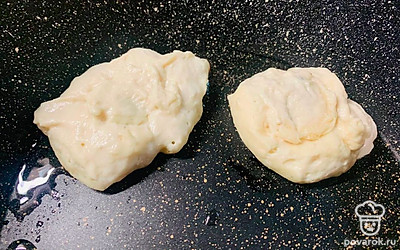 Разогрейте сковороду. Берите тесто ложкой аккуратно, не перемешивая, и выкладывайте на сковороду.