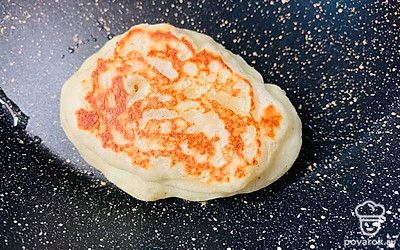 Обжаривайте оладушки с двух сторон до золотистого цвета.