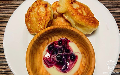 Подавайте оладьи со сгущенкой и свежей черникой. Приятного аппетита!