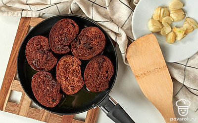 Пожарьте багет. На сковороду с чесночным маслом выложите кусочки багета, переключите мощность огня на сильную, обжарьте до румяности 3-4 минуты. Затем переверните на другую сторону и готовьте еще несколько минут. Повторите аналогичную процедуру с оставшимися продуктами.