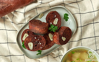 Жареный багет выложите в глубокую миску, подайте на стол к тарелке горячего супа.