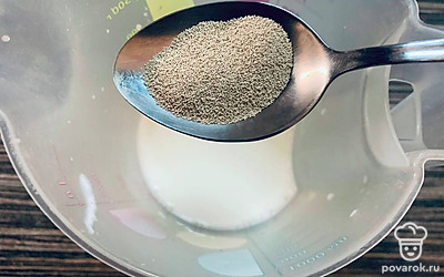 Смешайте дрожжи, сахар и теплое молоко. Оставьте до образования пены.