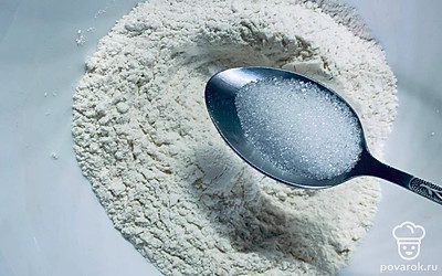 Просейте муку, добавьте сахар и соль.