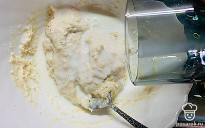 Выложите дрожжи, яйца и замешайте тесто. Дайте постоять в теплом месте 30 минут.