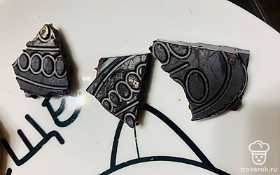 Нарежьте шоколад на кусочки по 1,5- 2 сантиметра.