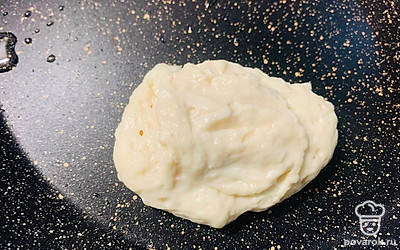 Разогрейте сковороду. Аккуратно ложкой выкладывайте кусочки теста.