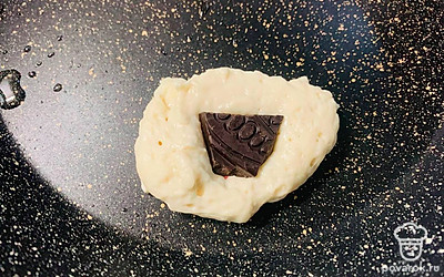 Сразу же в середину кладите кусочек шоколада и сверху закрывайте тестом. Обжаривайте с каждой стороны до золотистости.
