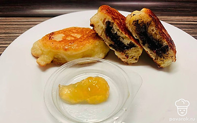 Подавайте сразу горячими, с манго, перетертым с сахаром. Приятного аппетита!