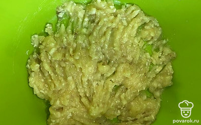 Банан почистить и размять вилкой.