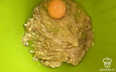 Добавить одно яйцо. Перемешать.