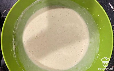 Добавит кефир и муку. Перемешать.