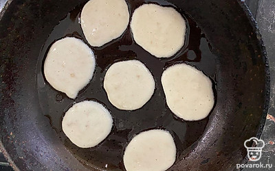 Ложкой наложить в сковороду оладушки и жарить до золотистого цвета с двух сторон.