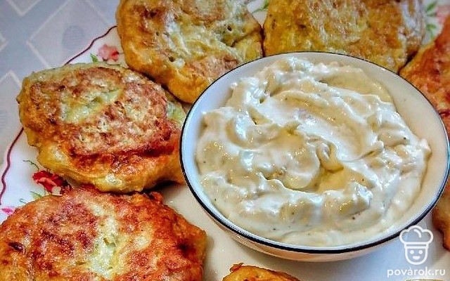 Кабачковые оладьи со сметанным соусом — Рецепт с фото
