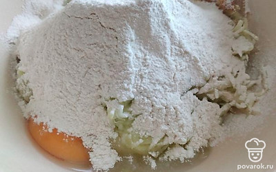 В чашу выложить натертый на терке кабачок, муку, соль и яйцо. Все перемешать.