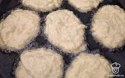 Обжарить оладьи с двух сторон на разогретой сковороде с растительным маслом, до золотистого цвета.