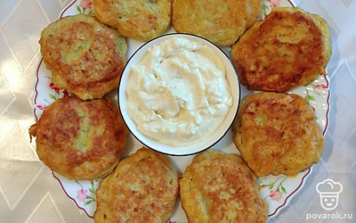 Пожарить оладьи из всего заготовленного теста. 