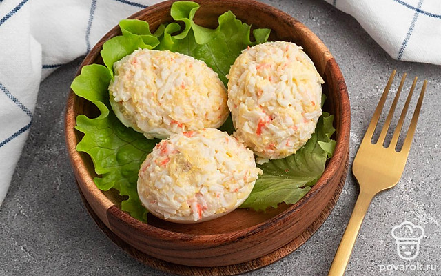 Фаршированные яйца с желтком, сыром и крабовыми палочками — Рецепт с фото