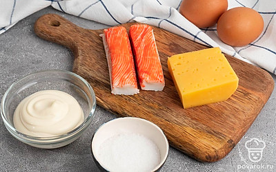 Убедитесь, что у вас есть все продукты в нужном количестве. Отварите куриное яйцо заранее.