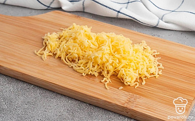 Очистите яйцо, разрежьте пополам, выньте яичный желток чайной ложкой Натрите сыр на терке. Порежьте крабовые палочки и яичный желток на мелкие кусочки.