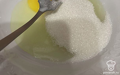 Яйцо смешиваем с сахаром.