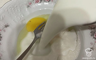 Вливаем кефир.