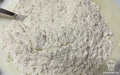 Добавляем муку. Хорошо перемешиваем.