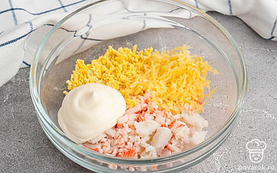 Смешайте вместе в отдельной миске ингредиенты для начинки,: крабовые палочки, желток, сыр и майонез. Хорошо их перемешайте до густой массы. Посолите и поперчите.