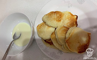 Подаваем порционно со сгущенным молоком или вареньем. Приятного аппетита!