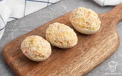 Распределите начинку в яичный белок красивым ровным слоем.