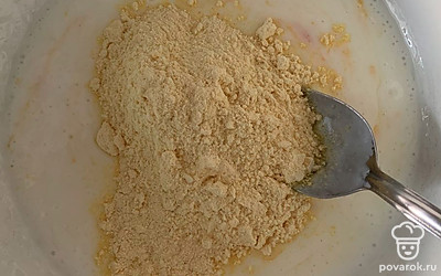 Добавляем муку, соду и соль.